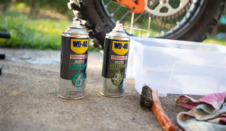 Comment nettoyer sa chaîne de moto avec le Nettoyant Chaîne WD-40