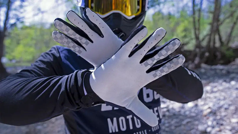 Comment bien choisir ses gants de moto ?