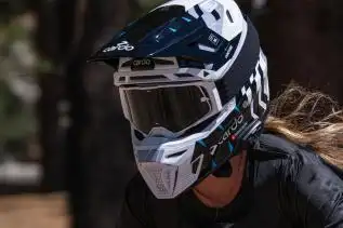 Cardo Venture : Le premier casque tout-terrain avec intercom Mesh intégré débarque !