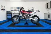 Garage moto : comment choisir un sol adapté au stationnement et à la mécanique ?