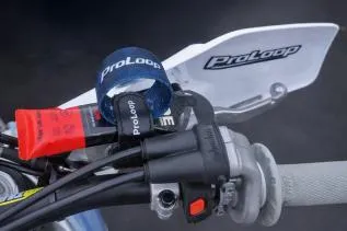 ProLoop : L'accessoire malin pour fixer vos cartons de pointage et gels au guidon